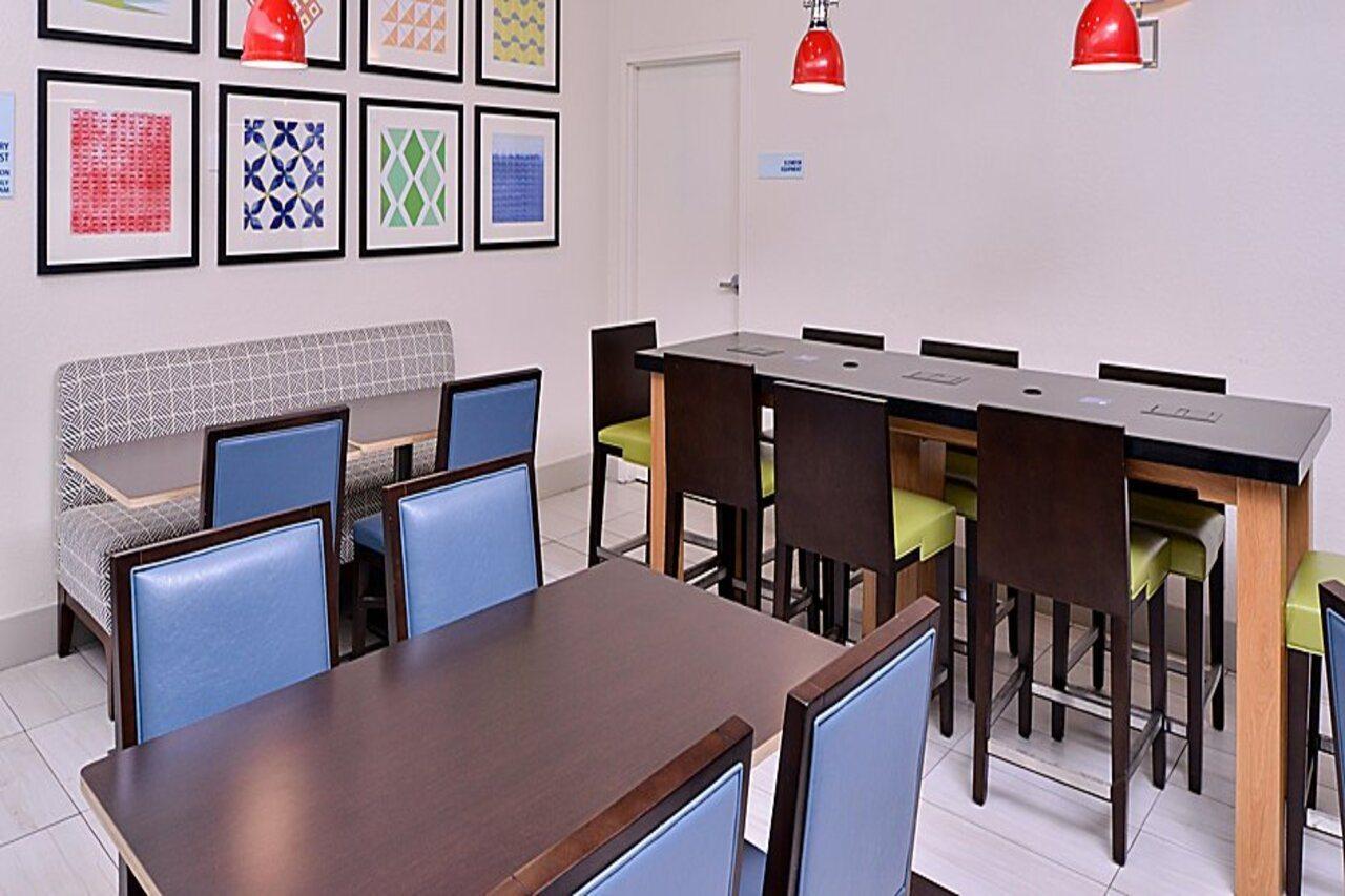 מק'קינליוויל Holiday Inn Express Hotel & Suites Arcata/Eureka-Airport Area By Ihg מראה חיצוני תמונה