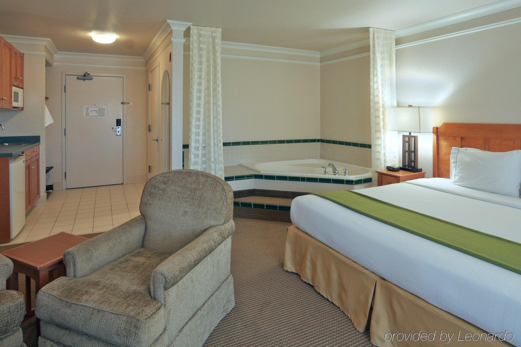 מק'קינליוויל Holiday Inn Express Hotel & Suites Arcata/Eureka-Airport Area By Ihg חדר תמונה